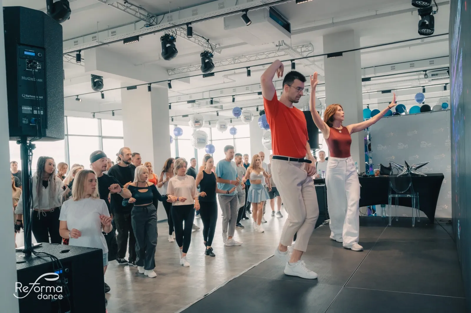Ученики танцуют на занятии Re-forma